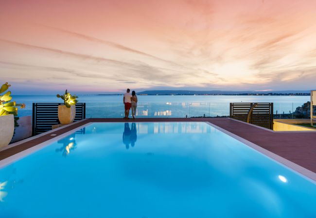 Villa a Siracusa - Villa con piscina ed accesso privato alla scogliera a Siracusa, Sicilia Villa a Siracusa - Villa con piscina ed accesso privato alla scogliera a Siracusa, Sicilia