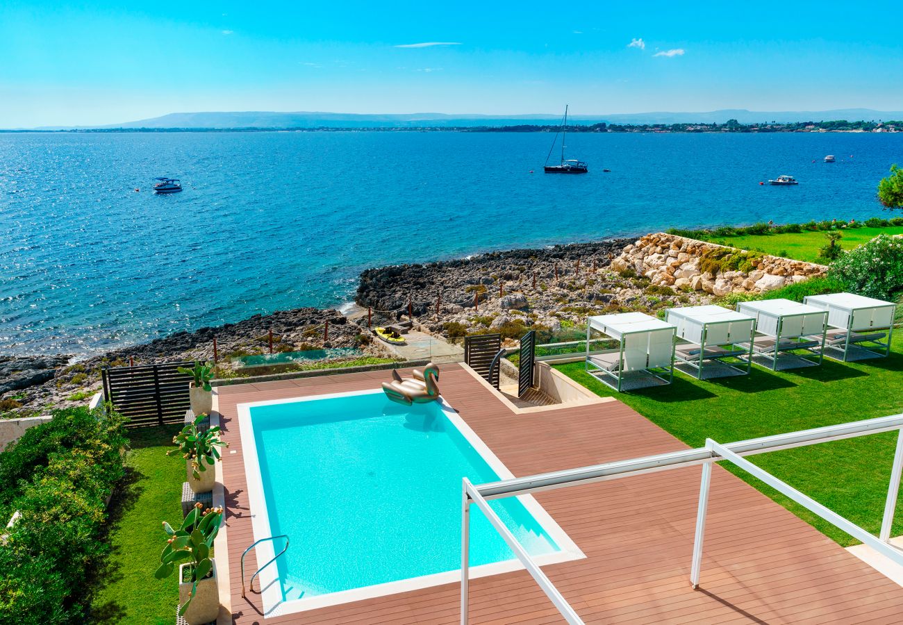 Villa a Siracusa - Villa con piscina ed accesso privato alla scogliera a Siracusa, Sicilia