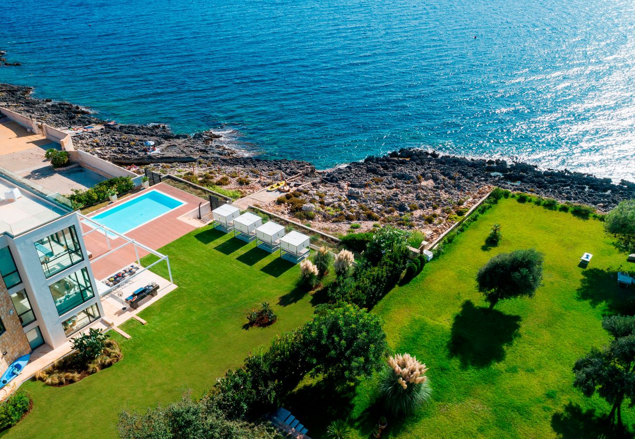 Villa a Siracusa - Villa con piscina ed accesso privato alla scogliera a Siracusa, Sicilia