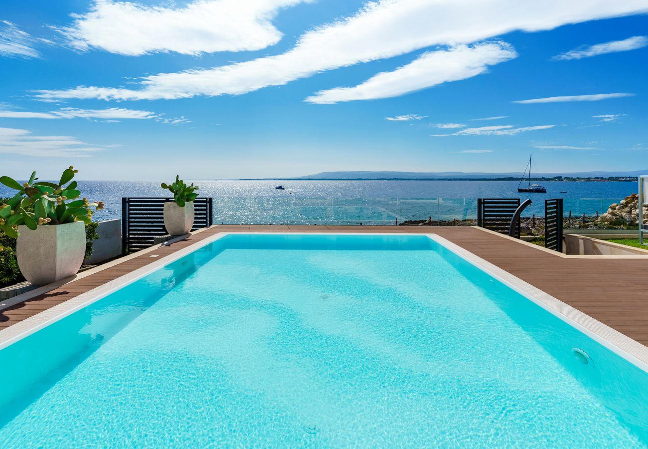 Villa a Siracusa - Villa con piscina ed accesso privato alla scogliera a Siracusa, Sicilia