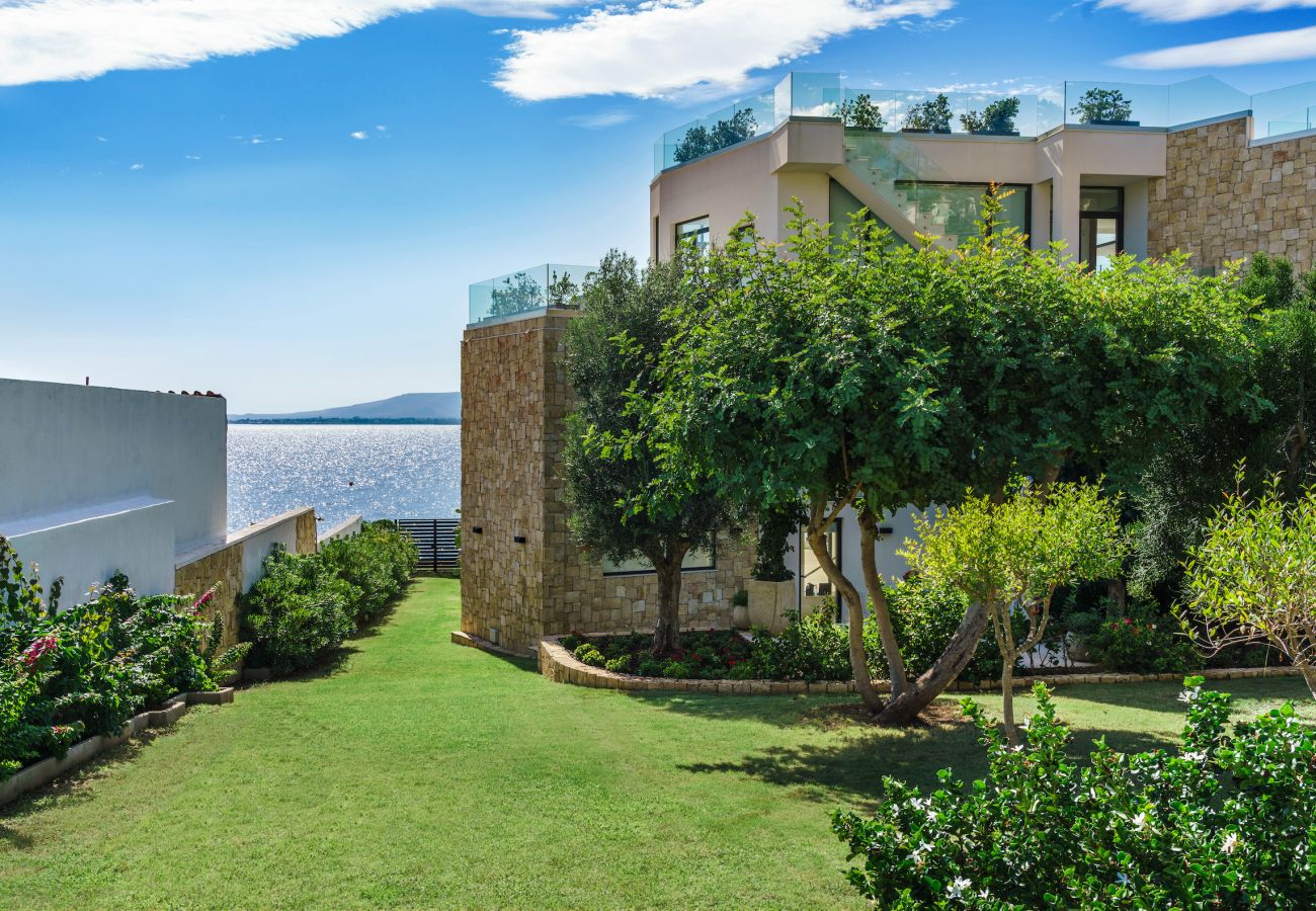 Villa a Siracusa - Villa con piscina ed accesso privato alla scogliera a Siracusa, Sicilia