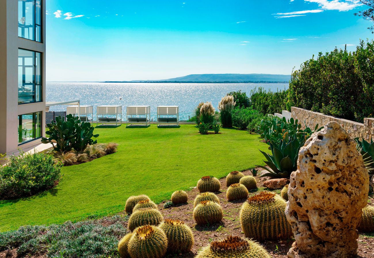 Villa a Siracusa - Villa con piscina ed accesso privato alla scogliera a Siracusa, Sicilia