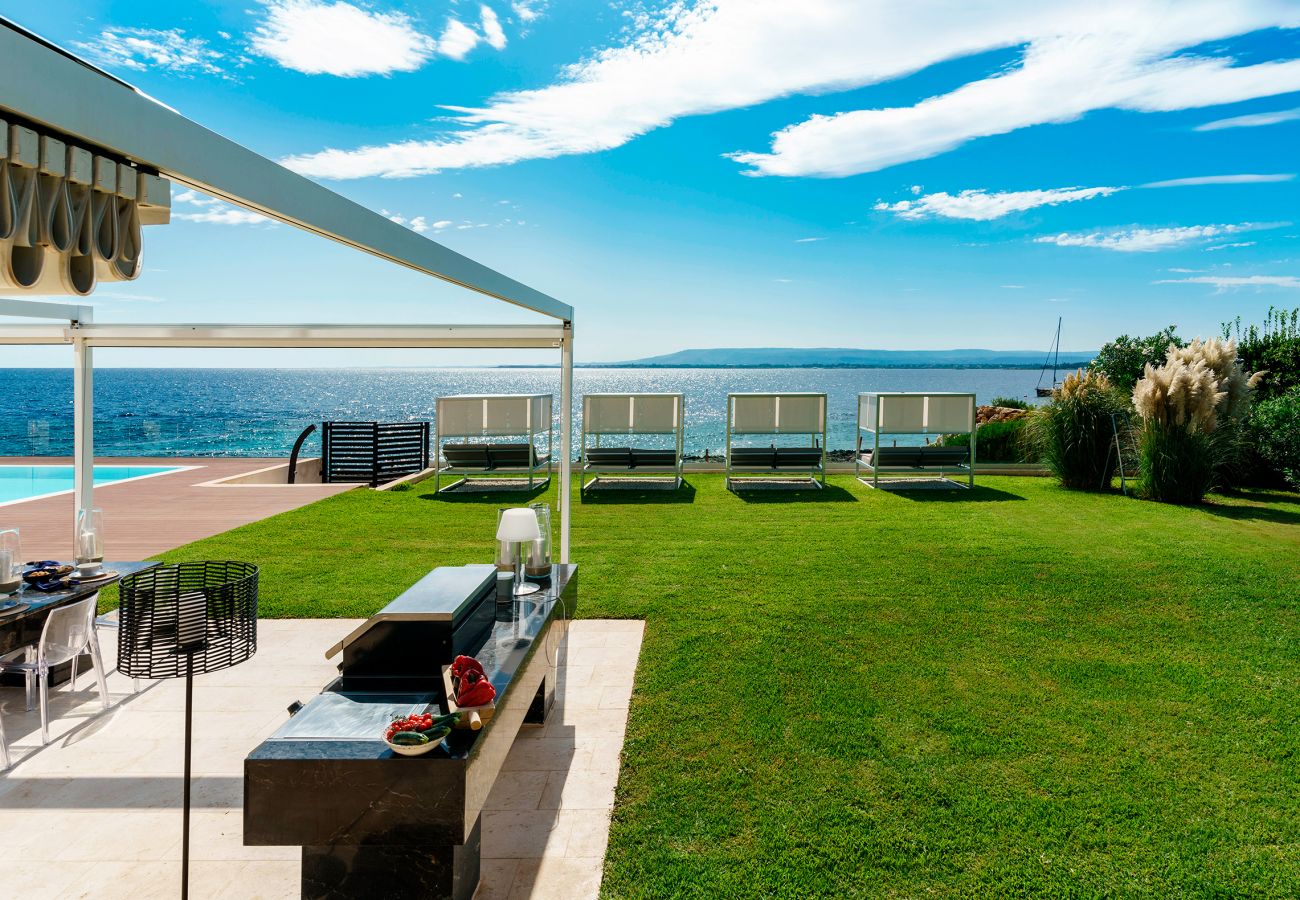 Villa a Siracusa - Villa con piscina ed accesso privato alla scogliera a Siracusa, Sicilia