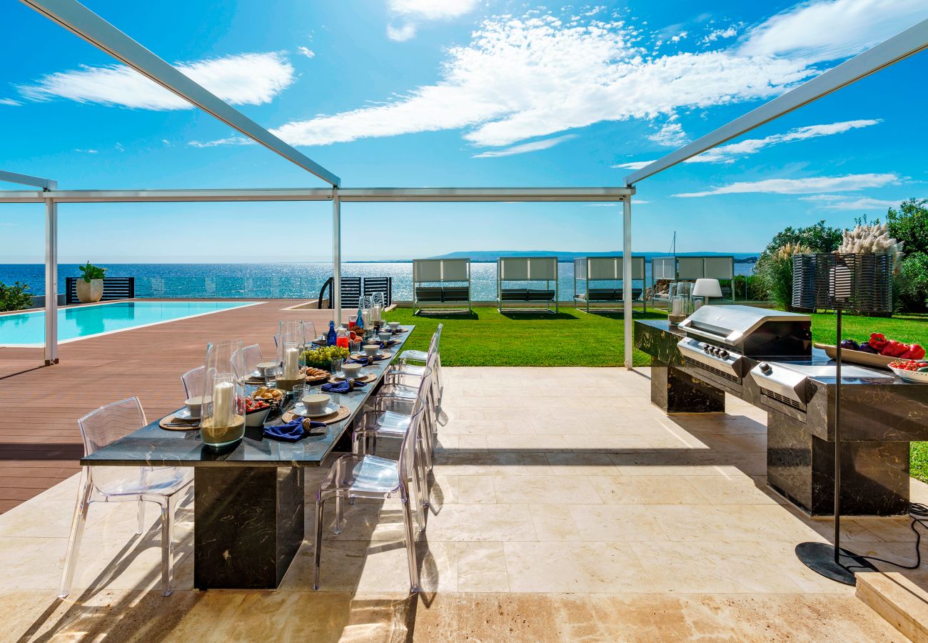 Villa a Siracusa - Villa con piscina ed accesso privato alla scogliera a Siracusa, Sicilia