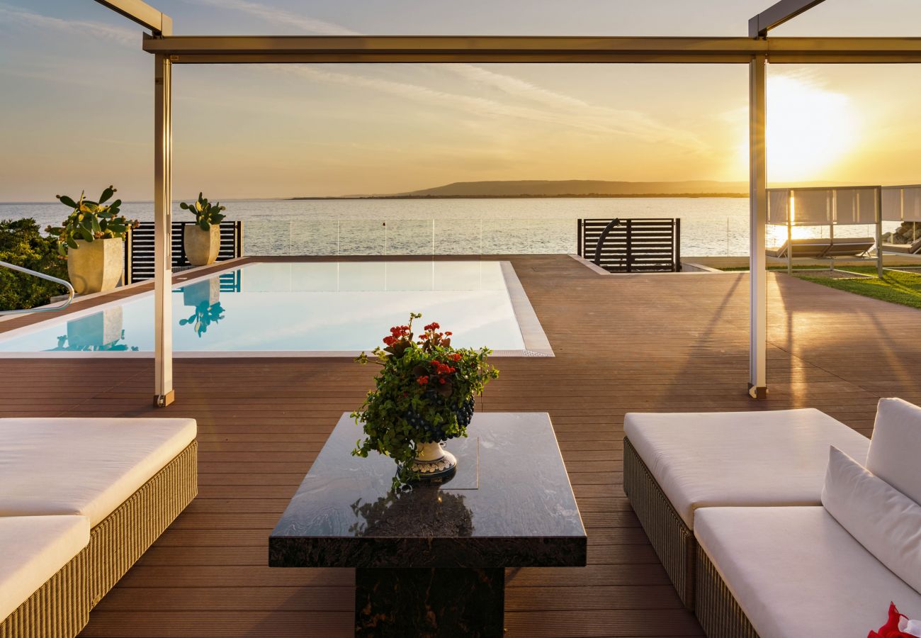 Villa a Siracusa - Villa con piscina ed accesso privato alla scogliera a Siracusa, Sicilia