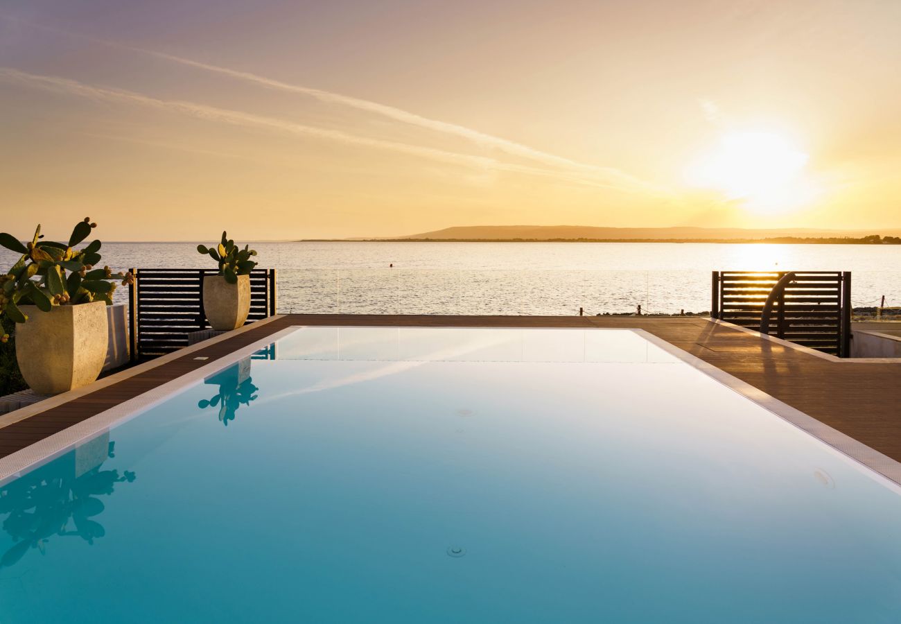 Villa a Siracusa - Villa con piscina ed accesso privato alla scogliera a Siracusa, Sicilia