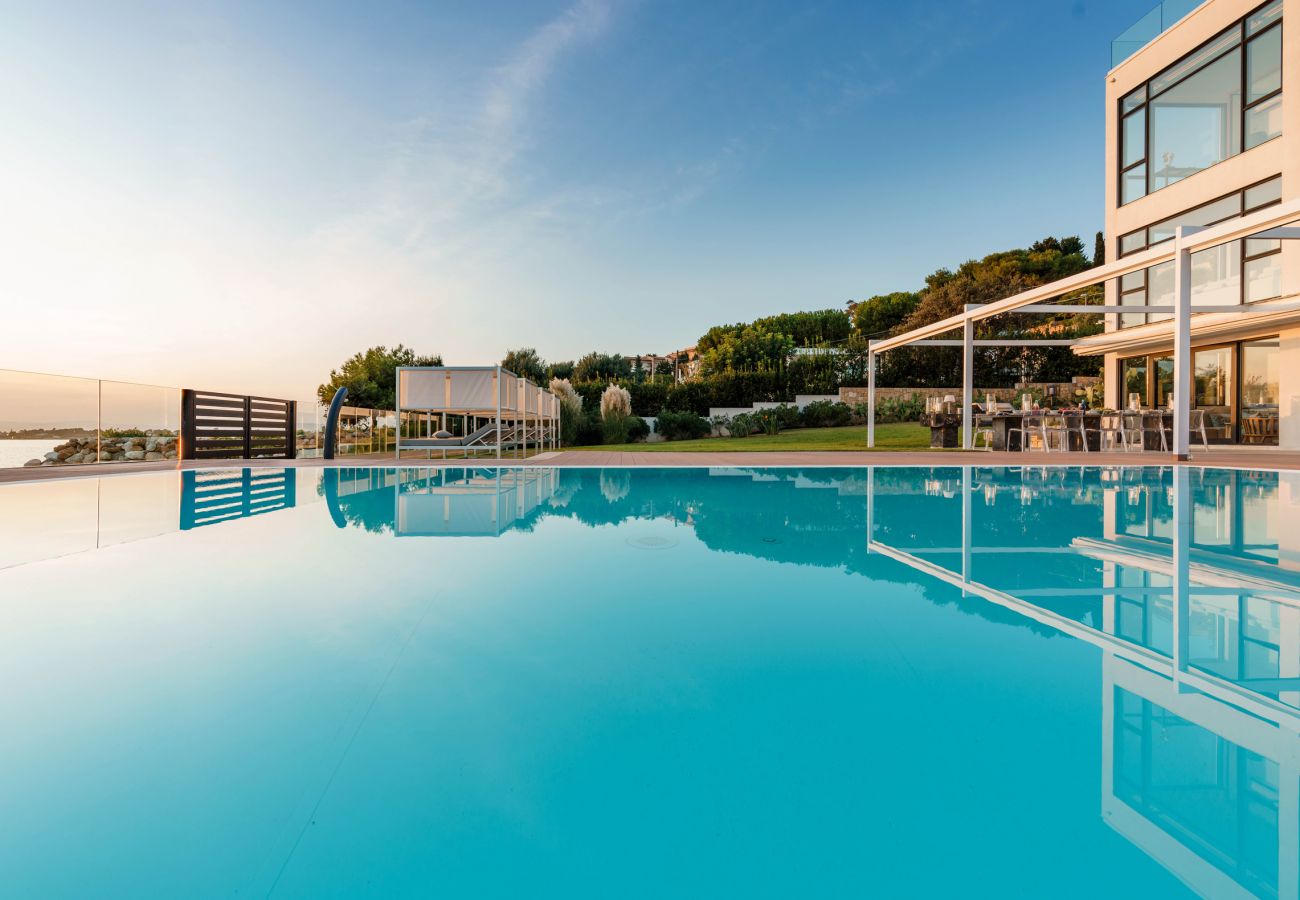 Villa a Siracusa - Villa con piscina ed accesso privato alla scogliera a Siracusa, Sicilia
