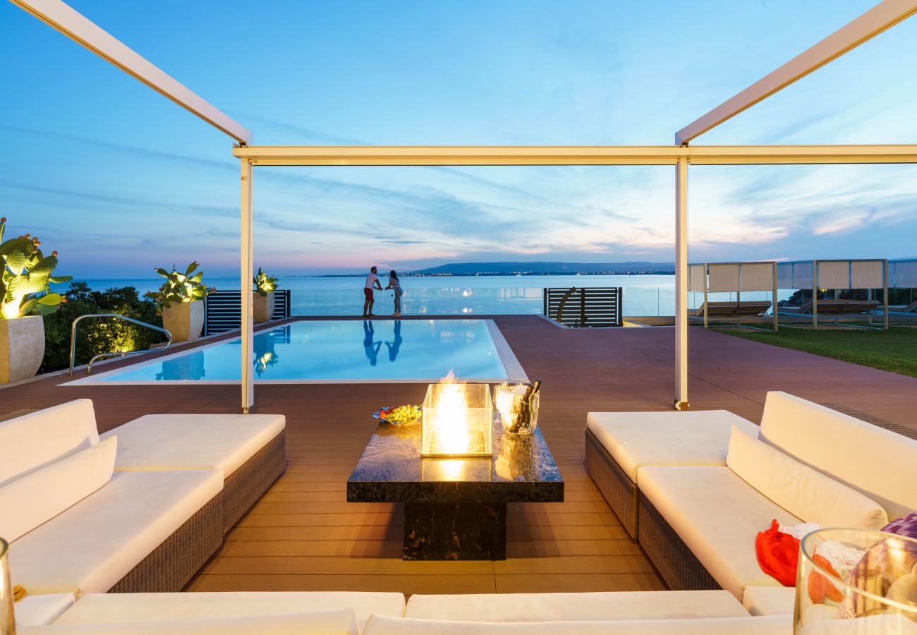 Villa a Siracusa - Villa con piscina ed accesso privato alla scogliera a Siracusa, Sicilia