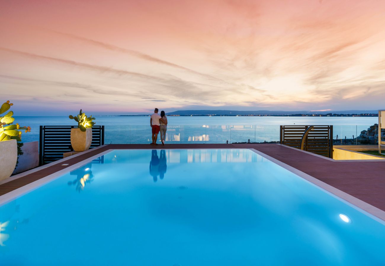 Villa a Siracusa - Villa con piscina ed accesso privato alla scogliera a Siracusa, Sicilia