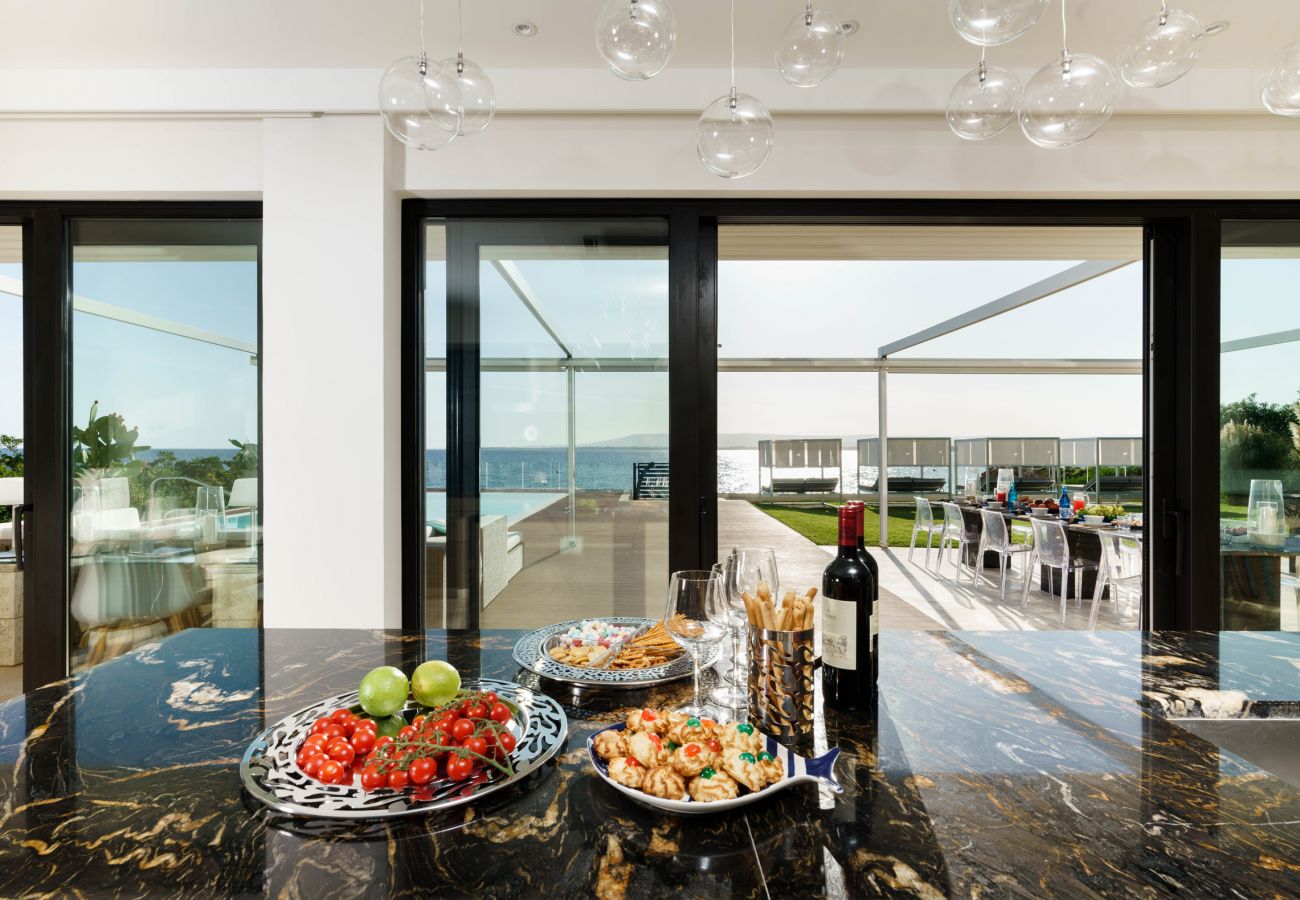 Villa a Siracusa - Villa con piscina ed accesso privato alla scogliera a Siracusa, Sicilia