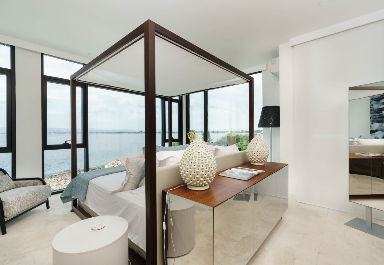Villa a Siracusa - Villa con piscina ed accesso privato alla scogliera a Siracusa, Sicilia