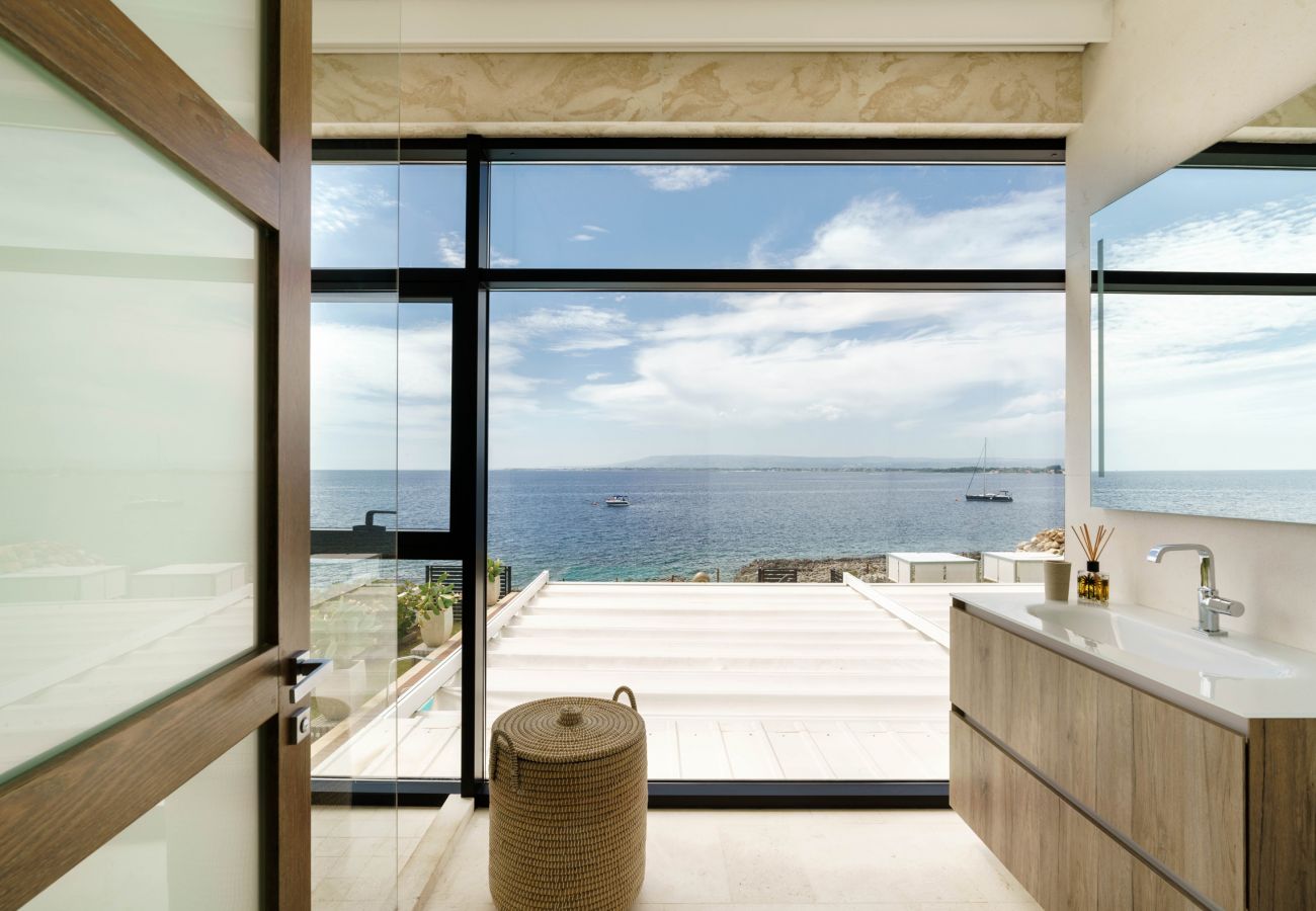 Villa a Siracusa - Villa con piscina ed accesso privato alla scogliera a Siracusa, Sicilia