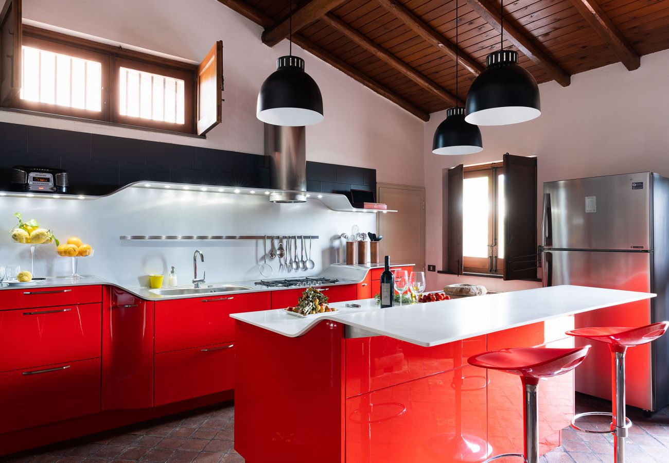 Villa a Pedara - Antica residenza di campagna con piscina situata alle pendici dell’Etna, Sicilia.