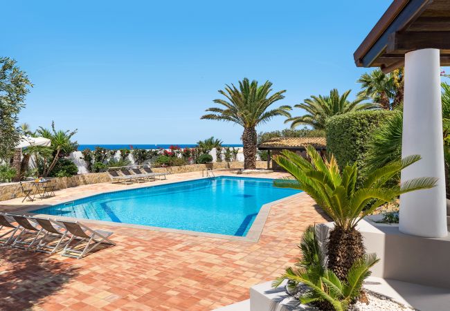 Villa a San Vito Lo Capo - Bella villa con piscina a poche centinaia di metri dalla spiaggia di San Vito Lo Capo