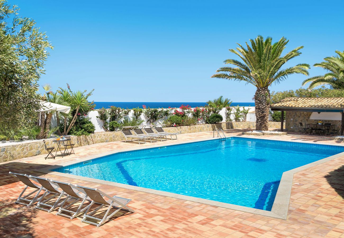 Villa a San Vito Lo Capo - Bella villa con piscina a poche centinaia di metri dalla spiaggia di San Vito Lo Capo