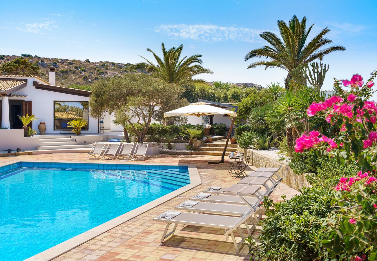 Villa a San Vito Lo Capo - Bella villa con piscina a poche centinaia di metri dalla spiaggia di San Vito Lo Capo