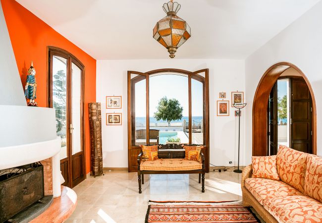 Villa a Custonaci - Villa con piscina privata, fronte mare, a Cornino nei dintorni di Trapani Villa a Custonaci - Villa con piscina privata, fronte mare, a Cornino nei dintorni di Trapani