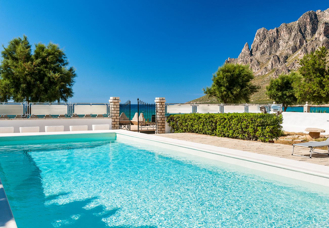 Villa a Custonaci - Villa con piscina privata, fronte mare, a Cornino nei dintorni di Trapani