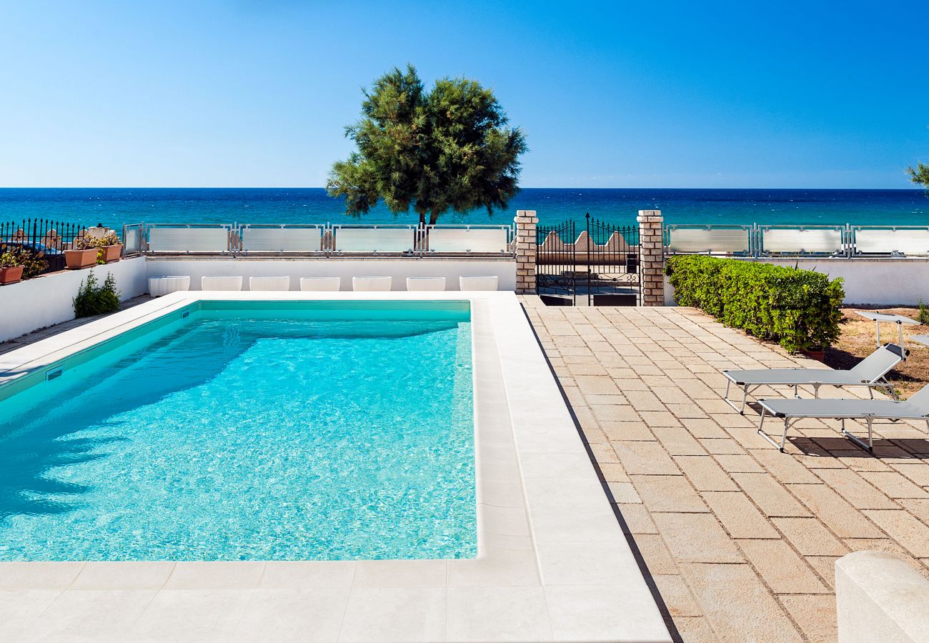 Villa a Custonaci - Villa con piscina privata, fronte mare, a Cornino nei dintorni di Trapani
