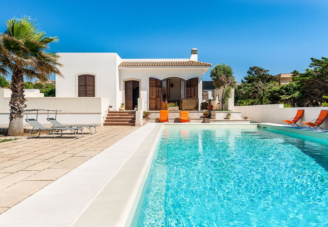 Villa a Custonaci - Villa con piscina privata, fronte mare, a Cornino nei dintorni di Trapani