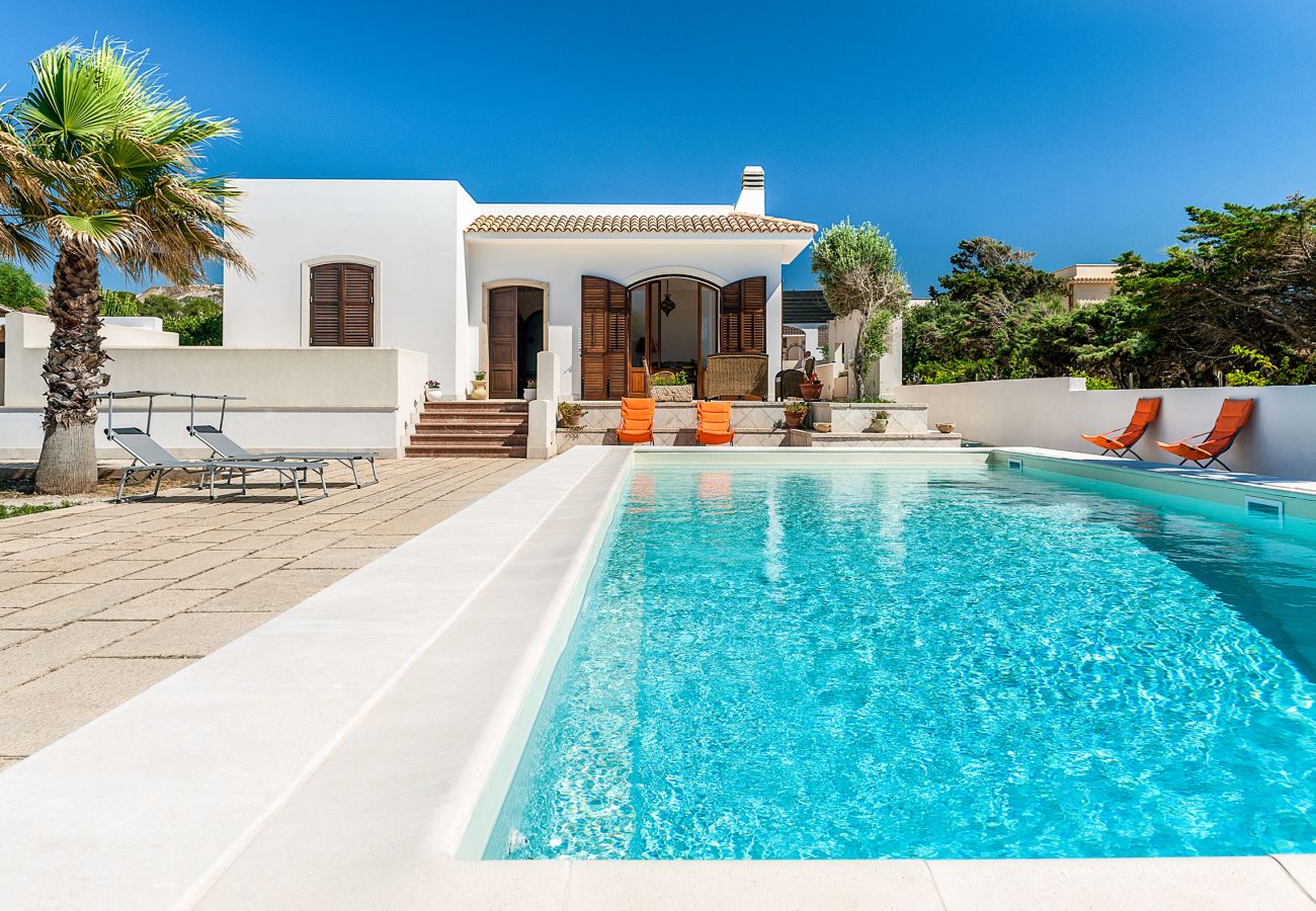 Villa a Custonaci - Villa con piscina privata, fronte mare, a Cornino nei dintorni di Trapani