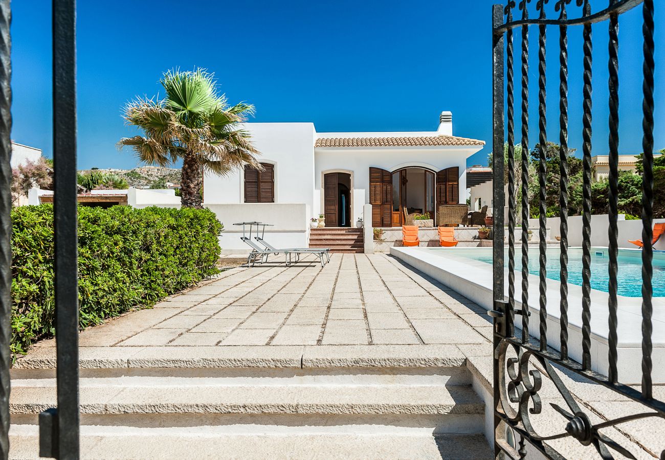 Villa a Custonaci - Villa con piscina privata, fronte mare, a Cornino nei dintorni di Trapani