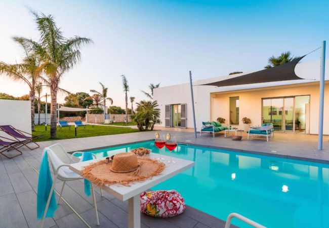 Villa a Noto - Bella villa con piscina, 300 metri dalla spiaggia, San Lorenzo, Sicilia