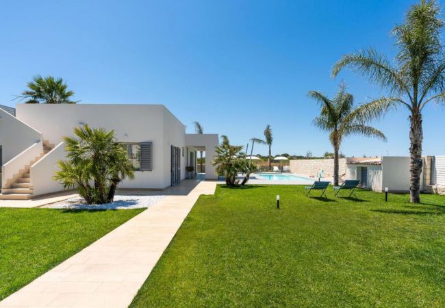 Villa a Noto - Bella villa con piscina, 300 metri dalla spiaggia, San Lorenzo, Sicilia Villa a Noto - Bella villa con piscina, 300 metri dalla spiaggia, San Lorenzo, Sicilia