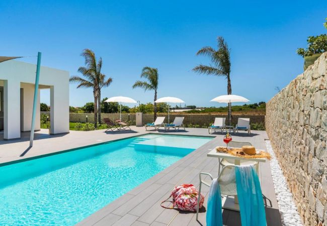 Villa a Noto - Bella villa con piscina, 300 metri dalla spiaggia, San Lorenzo, Sicilia Villa a Noto - Bella villa con piscina, 300 metri dalla spiaggia, San Lorenzo, Sicilia