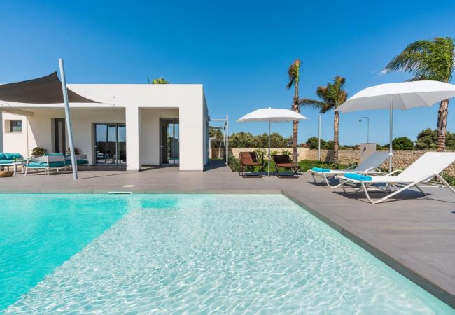 Villa a Noto - Bella villa con piscina, 300 metri dalla spiaggia, San Lorenzo, Sicilia Villa a Noto - Bella villa con piscina, 300 metri dalla spiaggia, San Lorenzo, Sicilia