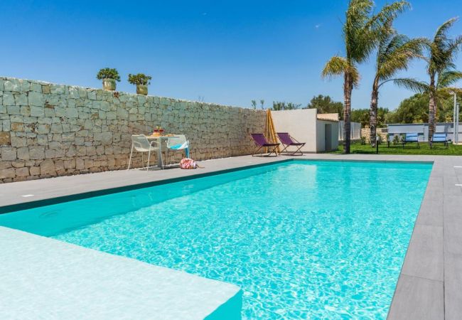 Villa a Noto - Bella villa con piscina, 300 metri dalla spiaggia, San Lorenzo, Sicilia Villa a Noto - Bella villa con piscina, 300 metri dalla spiaggia, San Lorenzo, Sicilia