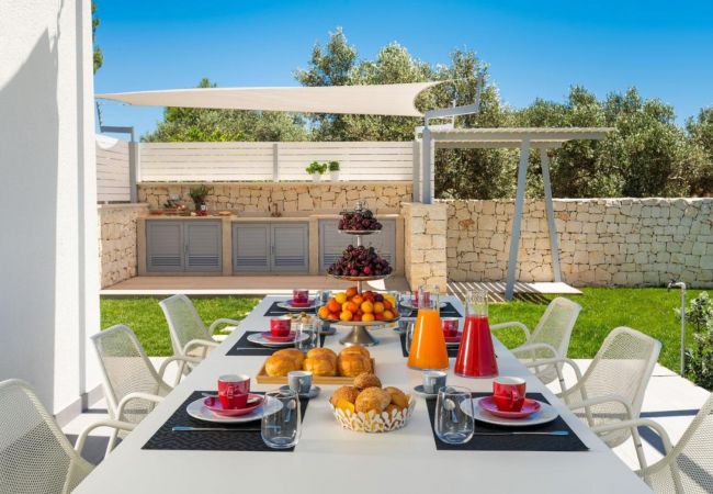 Villa a Noto - Bella villa con piscina, 300 metri dalla spiaggia, San Lorenzo, Sicilia Villa a Noto - Bella villa con piscina, 300 metri dalla spiaggia, San Lorenzo, Sicilia