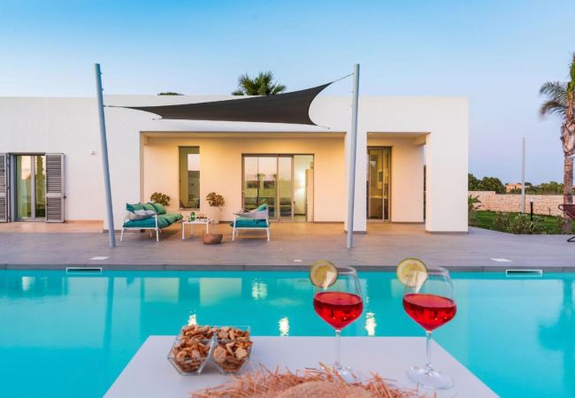 Villa a Noto - Bella villa con piscina, 300 metri dalla spiaggia, San Lorenzo, Sicilia Villa a Noto - Bella villa con piscina, 300 metri dalla spiaggia, San Lorenzo, Sicilia