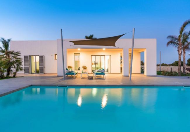 Villa a Noto - Bella villa con piscina, 300 metri dalla spiaggia, San Lorenzo, Sicilia Villa a Noto - Bella villa con piscina, 300 metri dalla spiaggia, San Lorenzo, Sicilia
