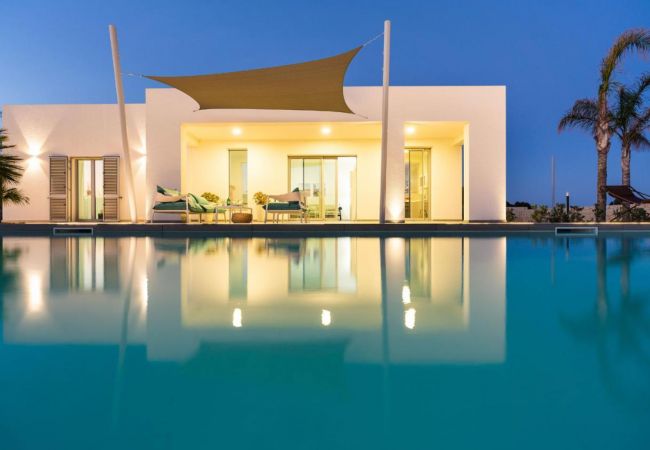 Villa a Noto - Bella villa con piscina, 300 metri dalla spiaggia, San Lorenzo, Sicilia Villa a Noto - Bella villa con piscina, 300 metri dalla spiaggia, San Lorenzo, Sicilia