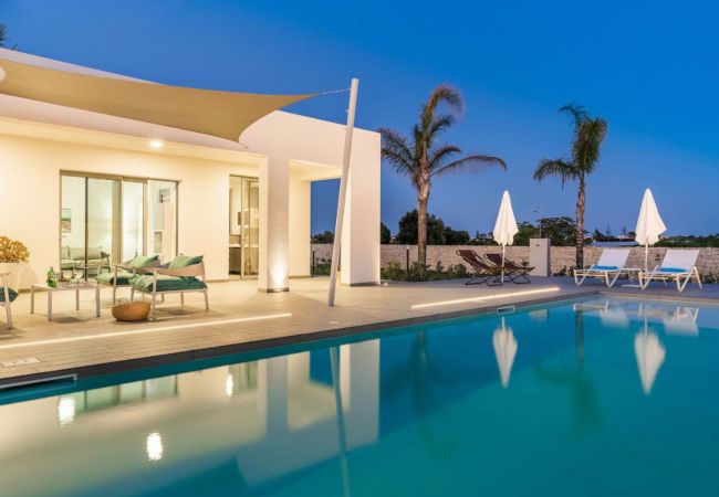 Villa a Noto - Bella villa con piscina, 300 metri dalla spiaggia, San Lorenzo, Sicilia Villa a Noto - Bella villa con piscina, 300 metri dalla spiaggia, San Lorenzo, Sicilia