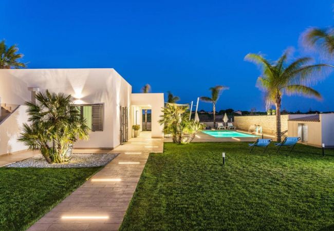 Villa a Noto - Bella villa con piscina, 300 metri dalla spiaggia, San Lorenzo, Sicilia Villa a Noto - Bella villa con piscina, 300 metri dalla spiaggia, San Lorenzo, Sicilia