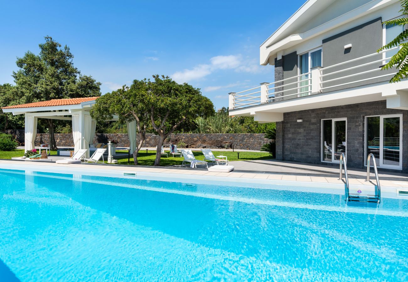 Villa a Stazzo - Lussuosa villa sul mare con piscina privata a Stazzo, Sicilia