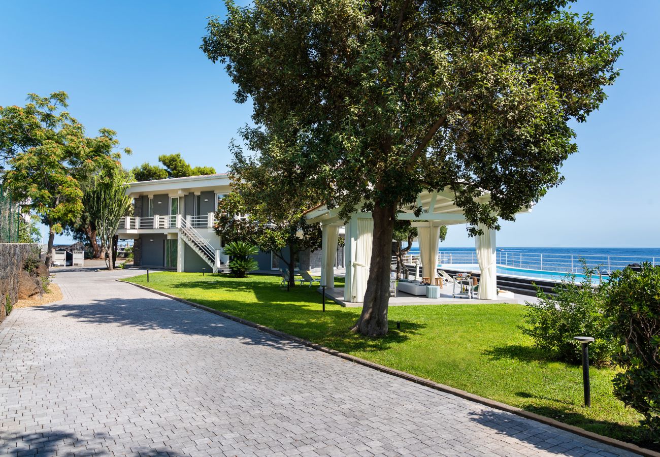 Villa a Stazzo - Lussuosa villa sul mare con piscina privata a Stazzo, Sicilia
