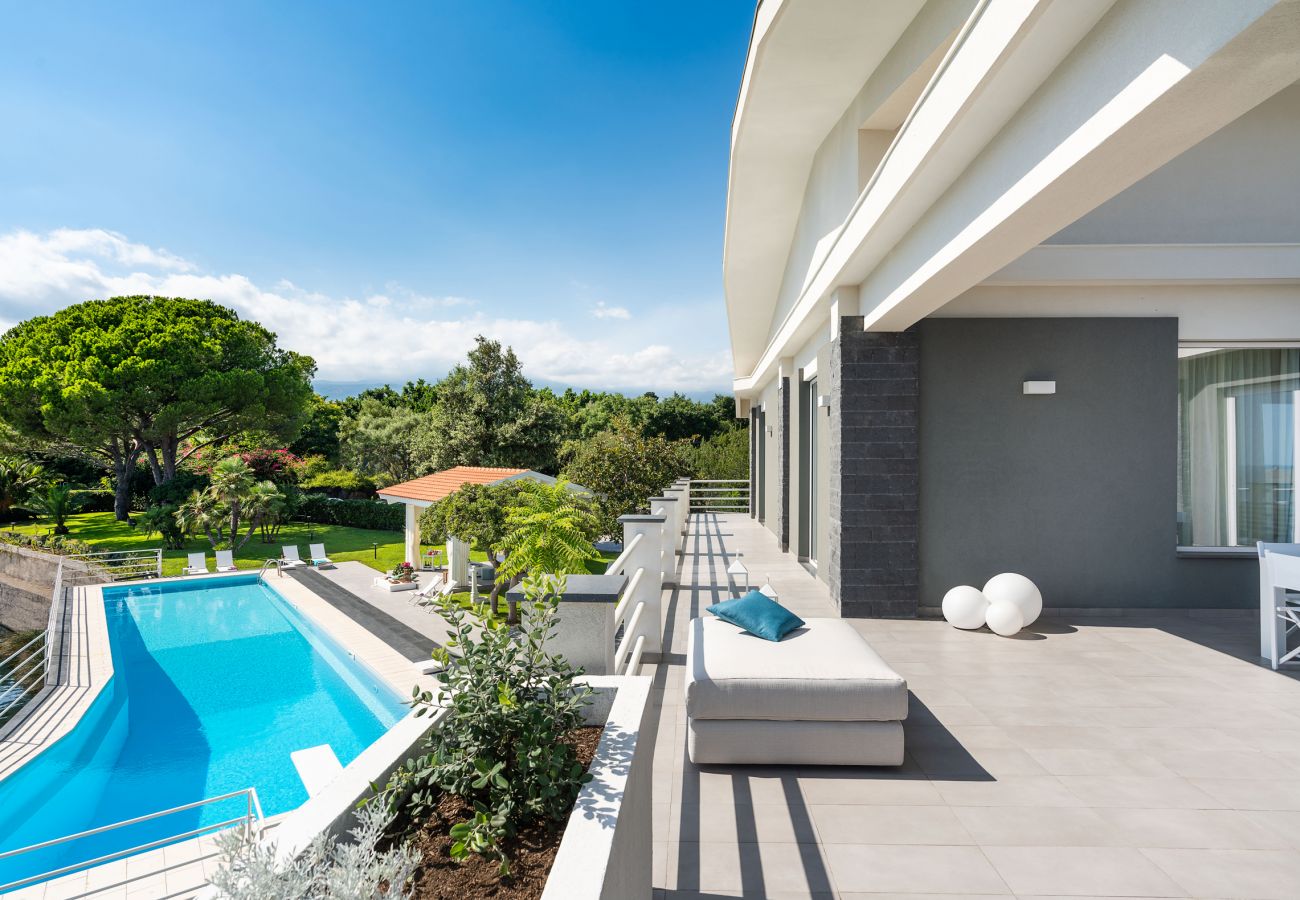 Villa a Stazzo - Lussuosa villa sul mare con piscina privata a Stazzo, Sicilia