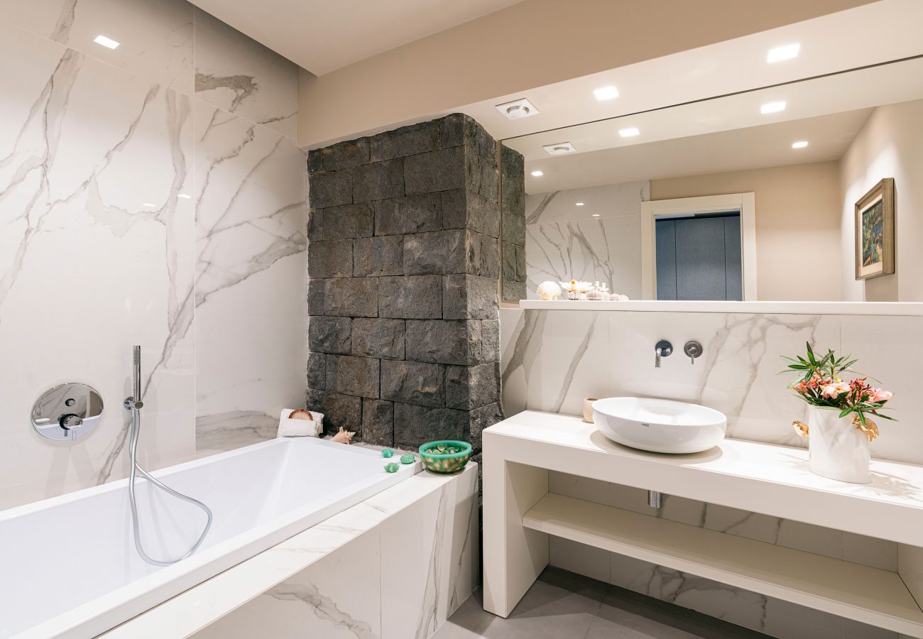 Villa a Stazzo - Lussuosa villa sul mare con piscina privata a Stazzo, Sicilia