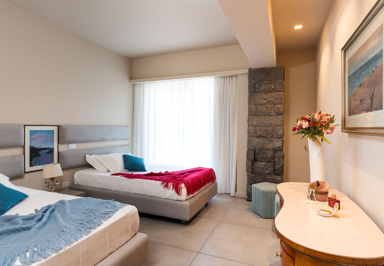 Villa a Stazzo - Lussuosa villa sul mare con piscina privata a Stazzo, Sicilia