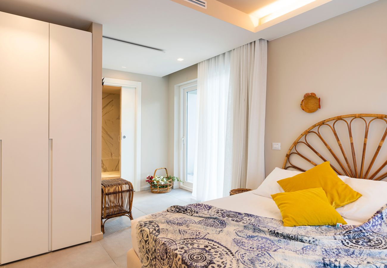 Villa a Stazzo - Lussuosa villa sul mare con piscina privata a Stazzo, Sicilia