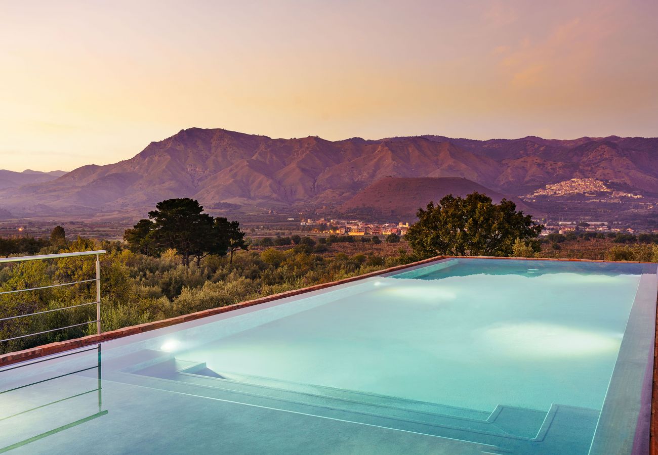 Villa a Castiglione di Sicilia - Esclusiva villa con piscina vicino Castiglione di Sicilia, Etna