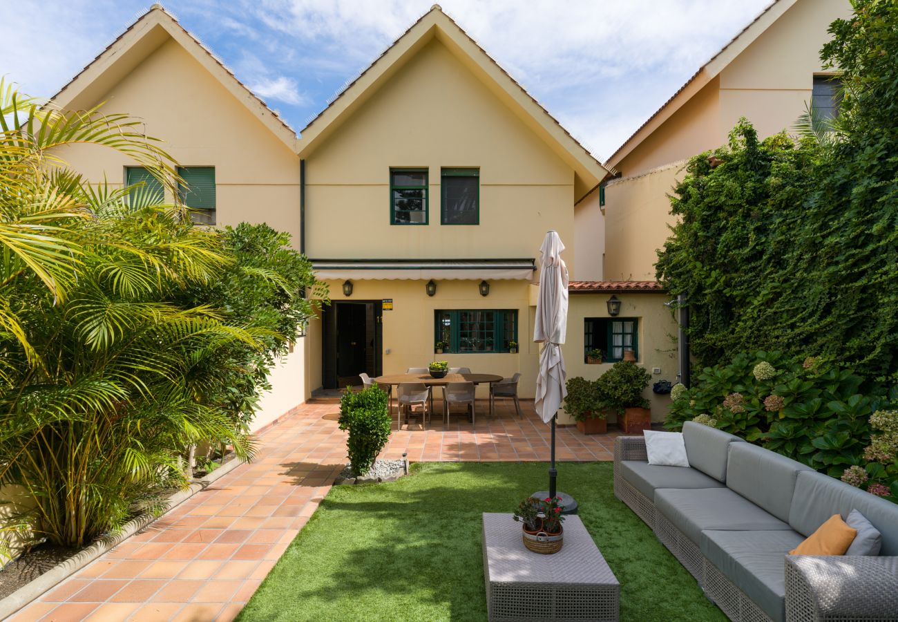Casa a Santa Brígida - House with cozy garden BBQ 