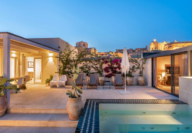  a Noto - Lussuosa residenza con terrazza e vasca-piscina, Noto