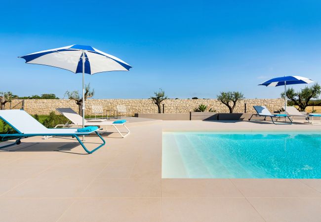 Villa a Noto - Villa con piscina, 400 metri dal mare, vicino Marzamemi