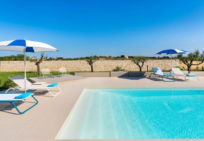 Villa a Noto - Villa con piscina, 400 metri dal mare, vicino Marzamemi