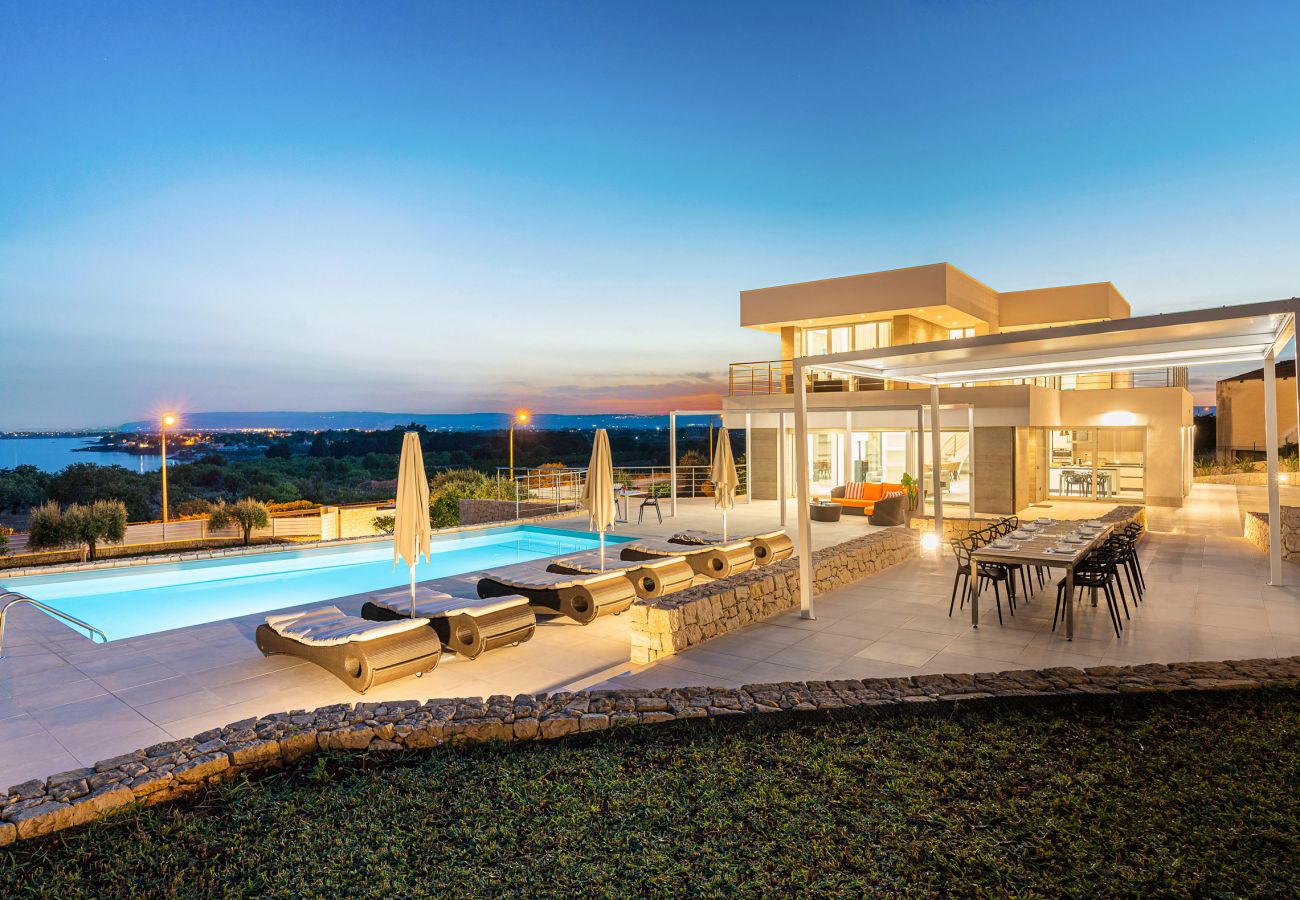 Villa a Siracusa - Lussuosa villa con piscina fronte mare, Plemmirio, Siracusa