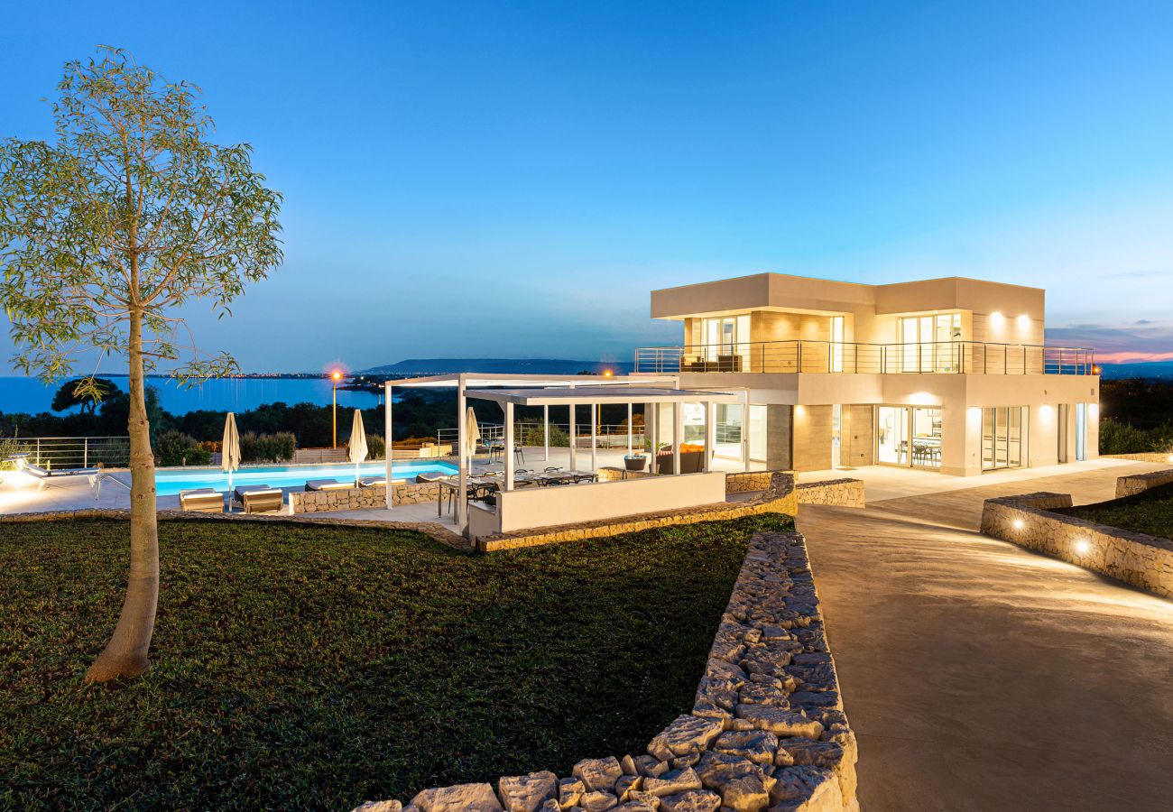 Villa a Siracusa - Lussuosa villa con piscina fronte mare, Plemmirio, Siracusa